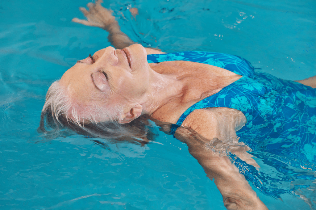 Zwemmen om actief te blijven, blijf in beweging en in contact! Wij organiseren activiteiten voor ouderen en ontmoetingen tussen senioren.
