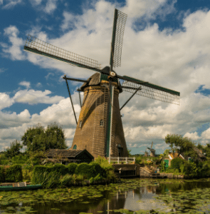 Met dit uitje kunnen ouderen genieten van de Kinderdijk. Wij organiseren deze senioren dagtochten voor iedereen.