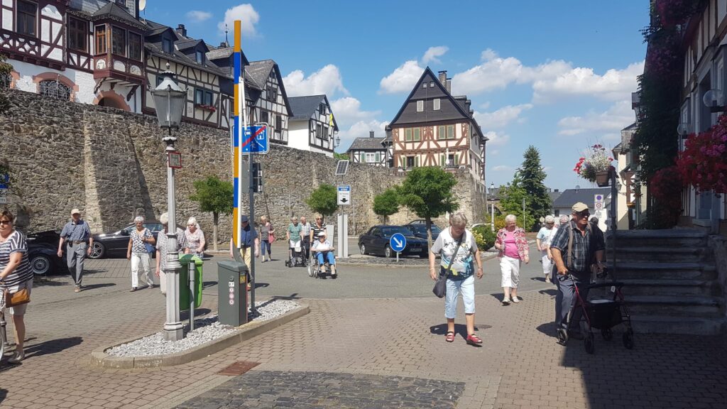 Op de afbeelding zie je een groep ouderen op vakantie in Duitsland met Allemaal Aafje. Deze reis was georganiseerd in 2019.